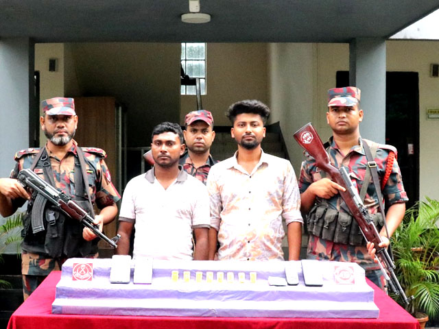 যশোরে স্বর্ণেরবারসহ ছাত্রদল নেতা ও তার সহযোগী আটক