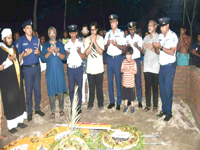 শিক্ষিকা মেহরীন চৌধুরীর সমাধিতে পুষ্পস্তবক অর্পণ করলো বিমান বাহিনী