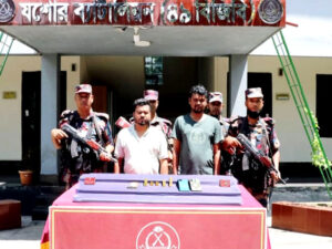 যশোরে বিজিবির অভিযানে পাঁচটি স্বর্ণেরবারসহ দুই পাচারকারী আটক