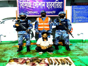 কোস্ট গার্ডের বিশেষ অভিযানে হরিণের মাংসসহ শিকারী আটক
