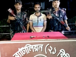 শার্শায় অস্ত্র,ম্যাগাজিন ও গুলিসহ অস্ত্র ব্যবসায়ী আটক
