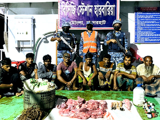 কোস্ট গার্ডের অভিযানে ৮ হরিণ শিকারী আটক