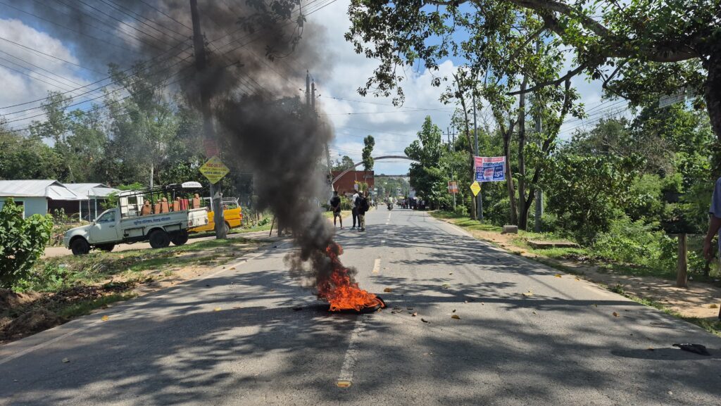 পাহাড়ে নারী নিপীড়ন বন্ধের দাবিতে খাগড়াছড়িতে চলছে সকাল–সন্ধ্যা অবরোধ