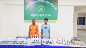 নড়াইলে সেনা অভিযানে অস্ত্র,বিদেশি মদ ও চোরাই মোবাইলসহ গ্রেপ্তার-২