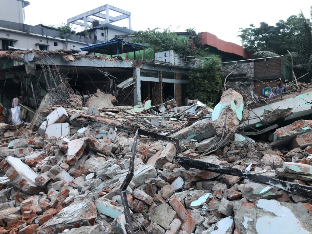 দিনাজপুরে সড়ক ও জনপথ বিভাগের অবৈধ স্থাপনা উচ্ছেদ অভিযান পরিচালনা