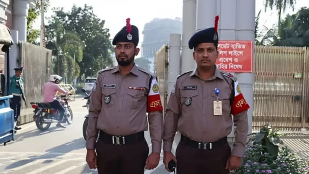 নতুন পোশাকে মাঠে নেমেছে পুলিশ