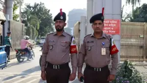 নতুন পোশাকে মাঠে নেমেছে পুলিশ