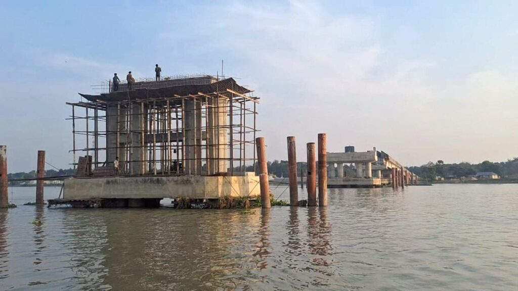 নবগঙ্গা নদীতে নির্মাণাধীন বারইপাড়া সেতুর কাজ ৮ বছরেও শেষ হয়নি