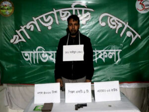 খাগড়াছড়িতে যৌথ অভিযানে অবৈধ অস্ত্র ব্যবসায়ী আটক