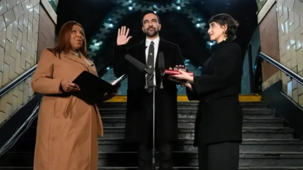 পবিত্র কোরআন হাতে মেয়র হিসেবে শপথ গ্রহণ করলেন মামদানি