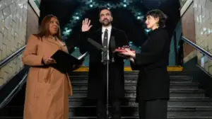 পবিত্র কোরআন হাতে মেয়র হিসেবে শপথ গ্রহণ করলেন মামদানি