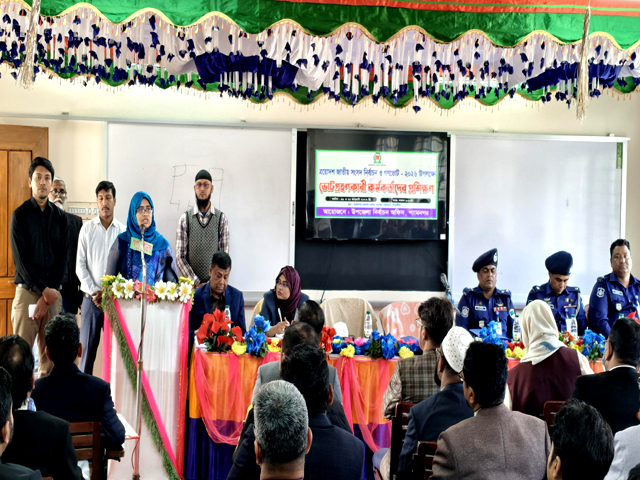 শ্যামনগরে ভোট গ্রহণকারী কর্মকর্তাদের সাথে জেলা প্রশাসকের মতবিনিময়