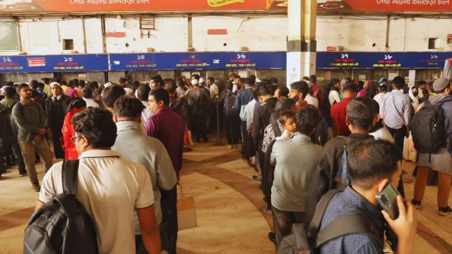 কমলাপুর রেলওয়ে স্টেশনে ঘরমুখো মানুষের উপচেপড়া ভিড়