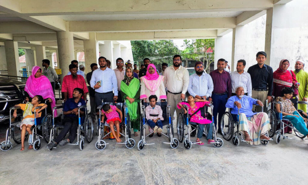 শ্যামনগরে প্রতিবন্ধীদের মাঝে হুইলচেয়ার বিতরণ