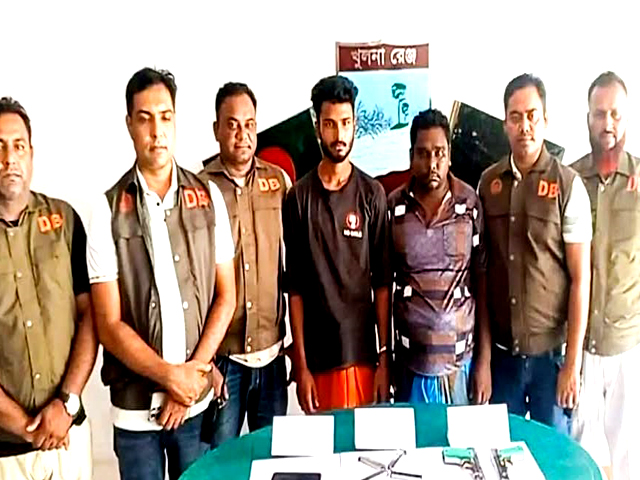 শার্শায় বিদেশী পিস্তল ও ম্যাগজিনসহ দুই অস্ত্র ব্যবসায়ী গ্রেফতার
