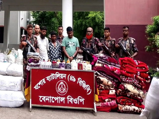 প্রধানমন্ত্রীর ত্রাণ তহবিলে পণ্য পাঠানোর আড়ালে পাচারের সময় তিন কোটি টাকার মালামাল উদ্ধারসহ আটক-৩